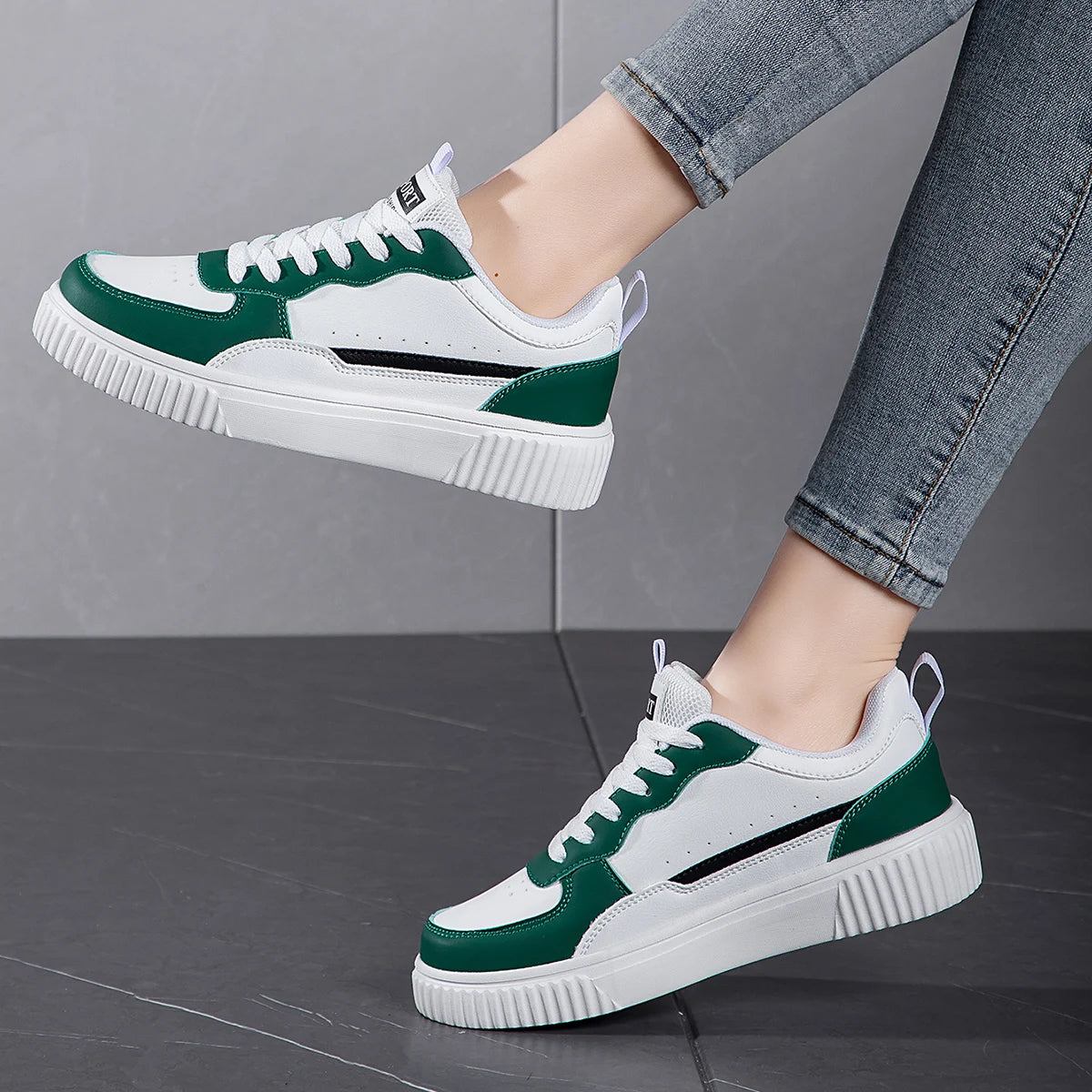 Men's Summer Breathable Trendy Versatile Casual White Sneakers for Teenagers Non-Slip Sports Thick-Soled White Shoes