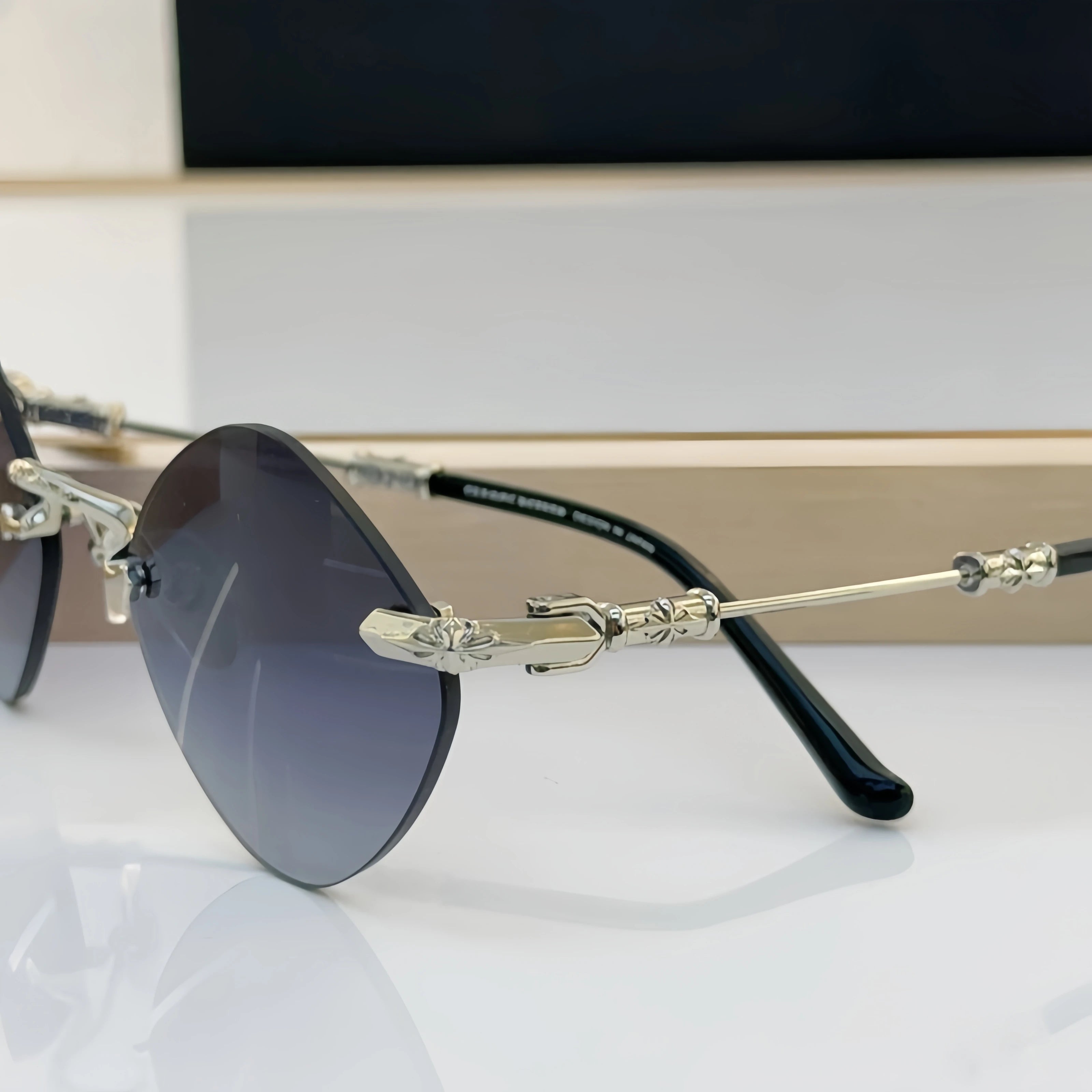 Summer Popular High Quality Fashion Brand Men and Women Sunglasses Classic Punk Outdoor Diamond Female Rimless Sun Glasses UV400