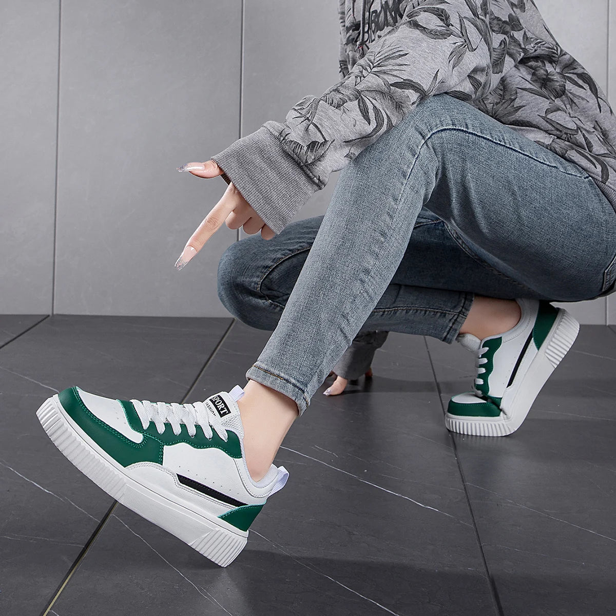 Men's Summer Breathable Trendy Versatile Casual White Sneakers for Teenagers Non-Slip Sports Thick-Soled White Shoes